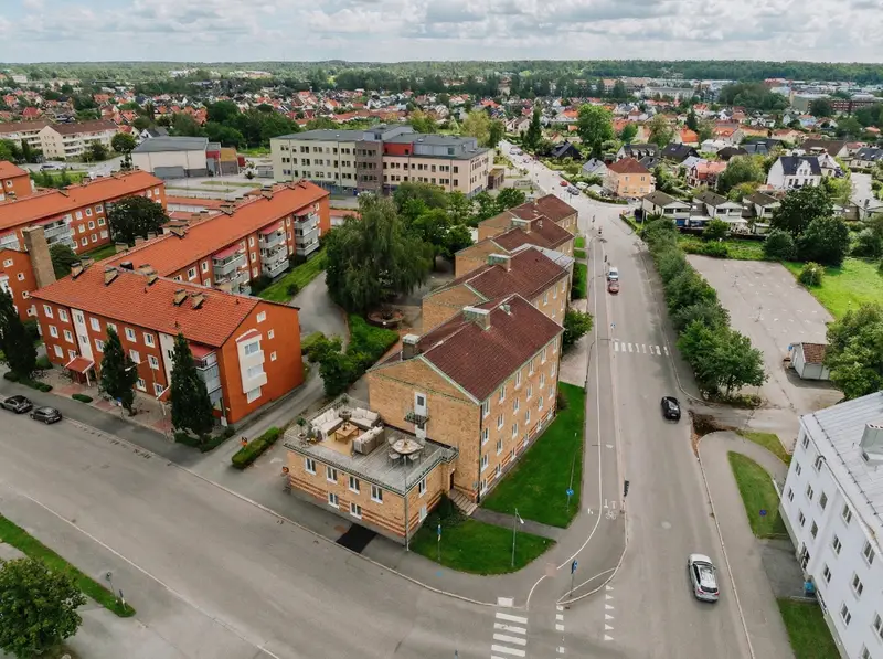 Kv. Staven – nyrenoverade hyreslägenheter på Eklundavägen i centrala Örebro, drönarbild